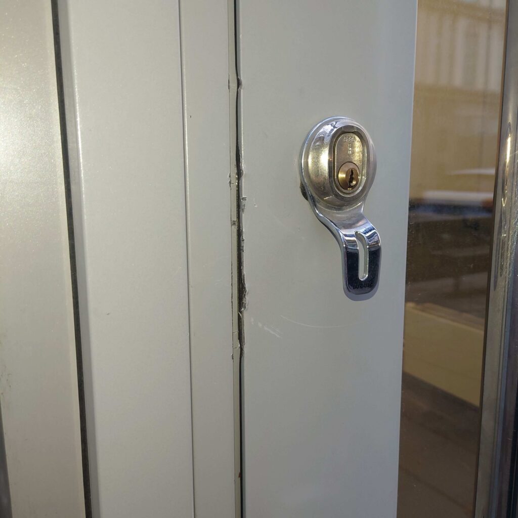 Aluminium dörr innan åtgärd brytskydd